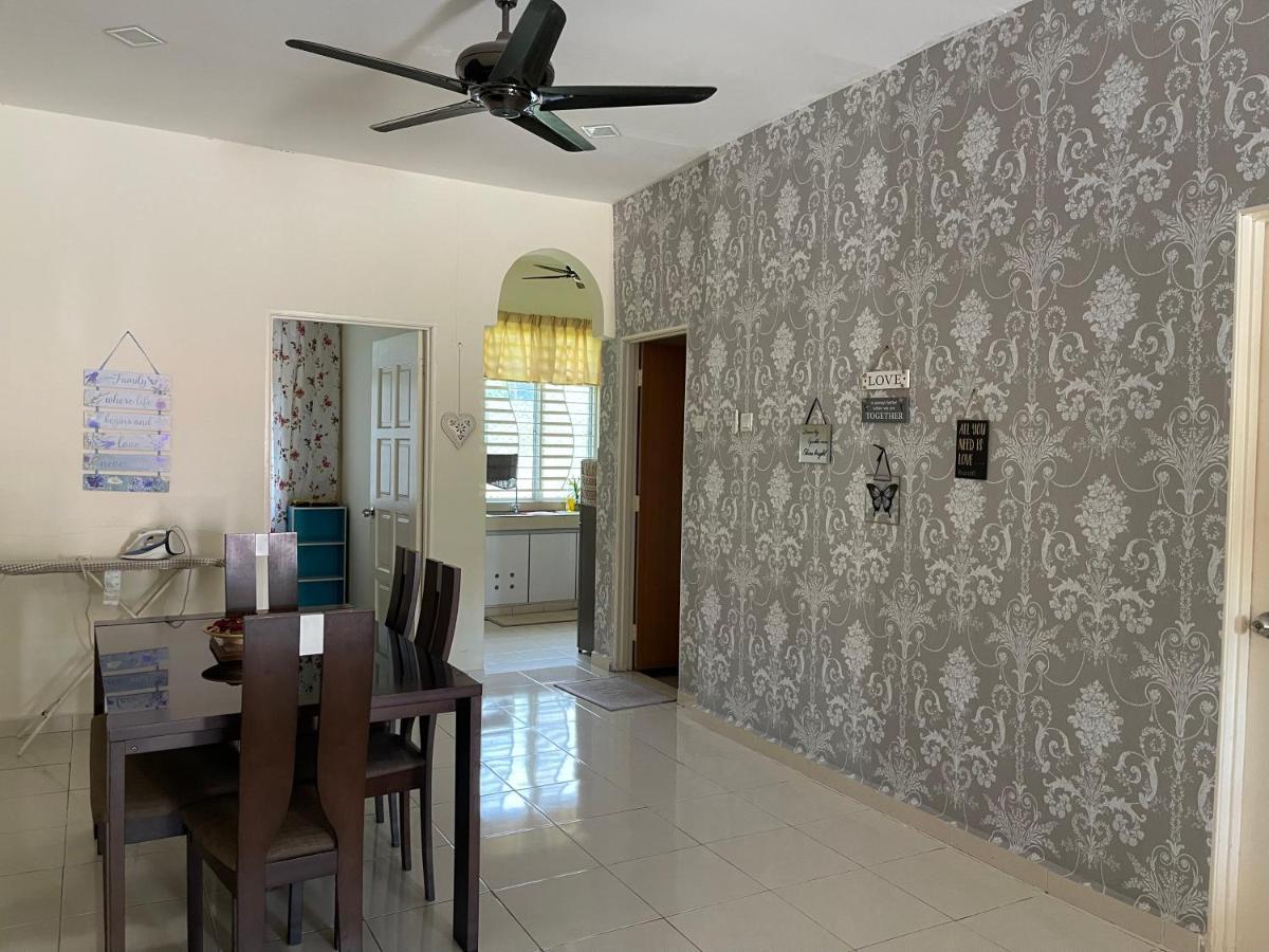 Magnolia 1 Homestay كامبونغ كوالا بيسوت المظهر الخارجي الصورة